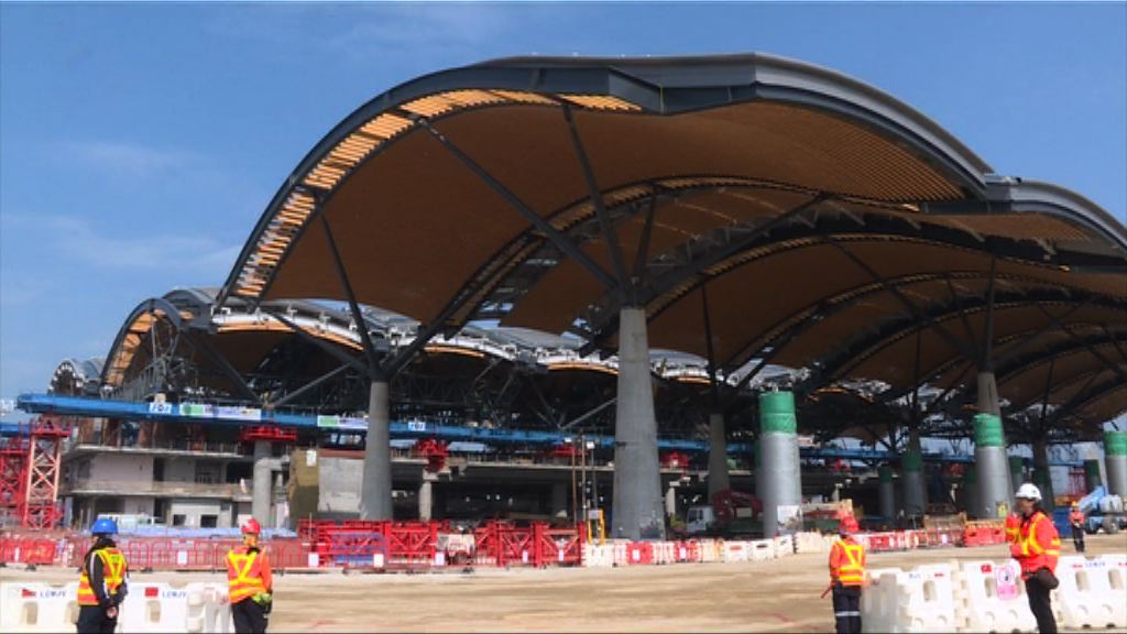 路政署證港珠澳大橋旅檢大樓天幕滲水