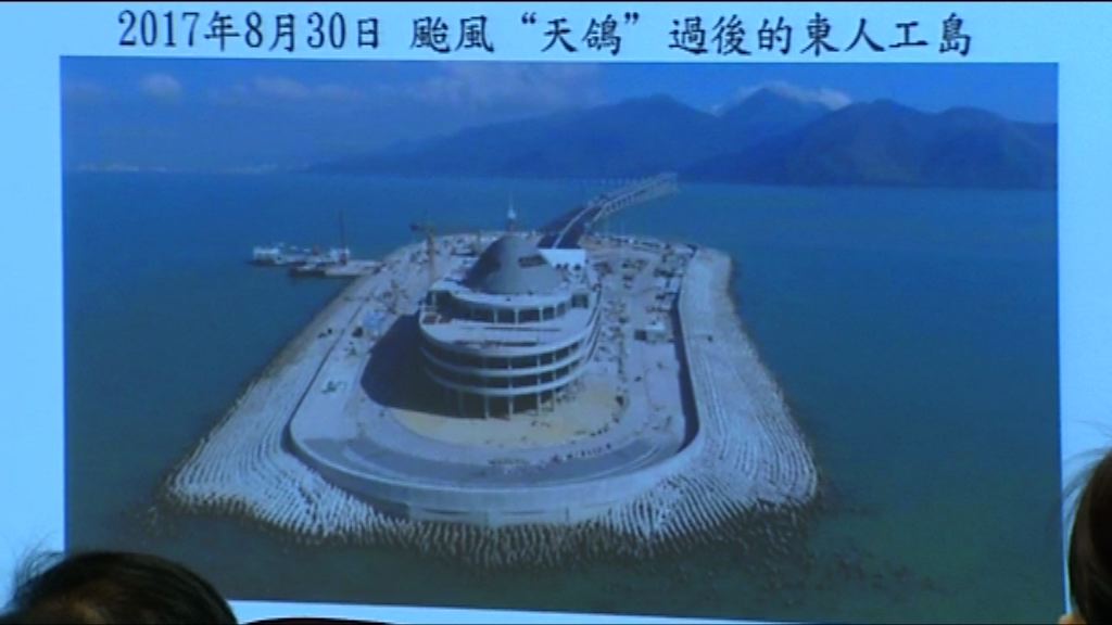 路政署指大橋人工島防波堤沒被沖散