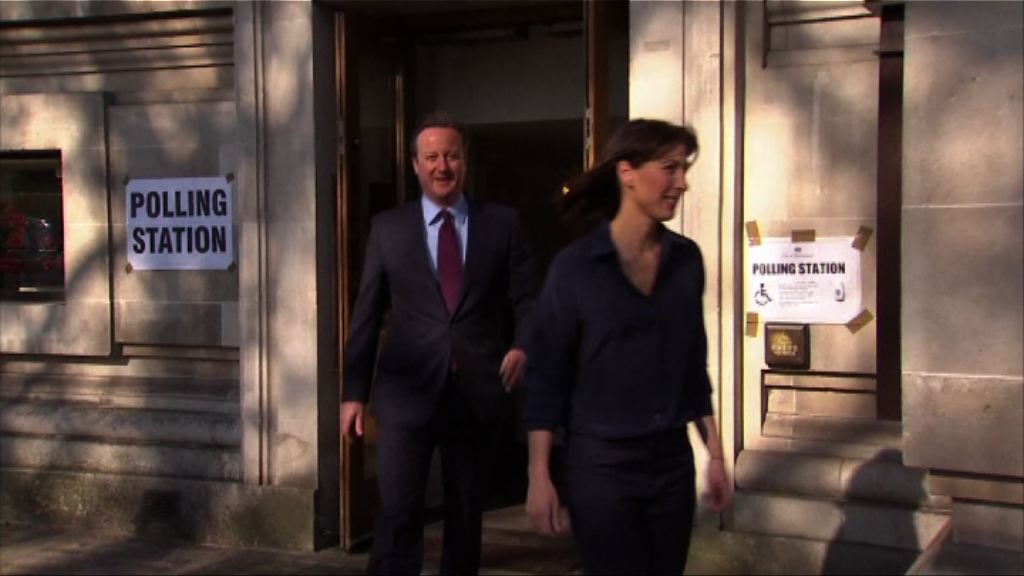 英國地方選舉　卡梅倫投票