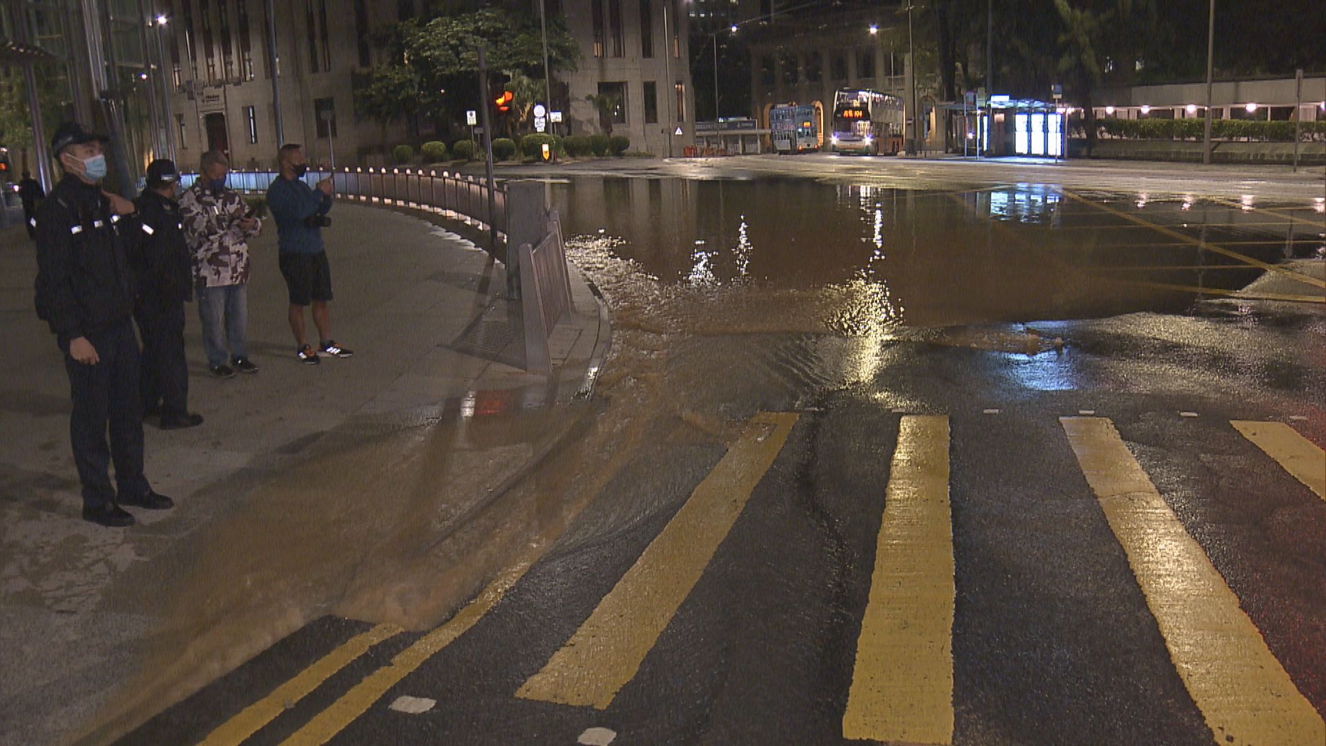 中環水管爆裂交通受阻