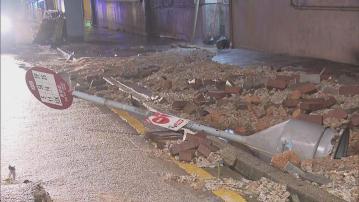 漆咸道北食水管爆裂 出現路陷交通受阻