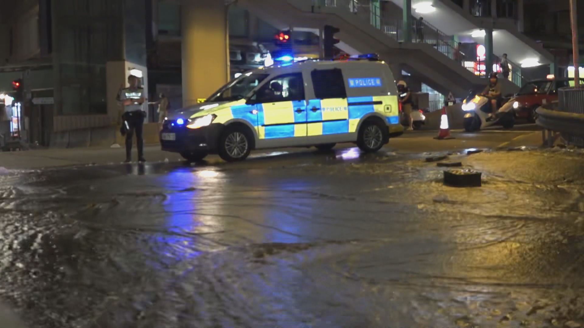 黃大仙鳳德邨對開爆水管封路