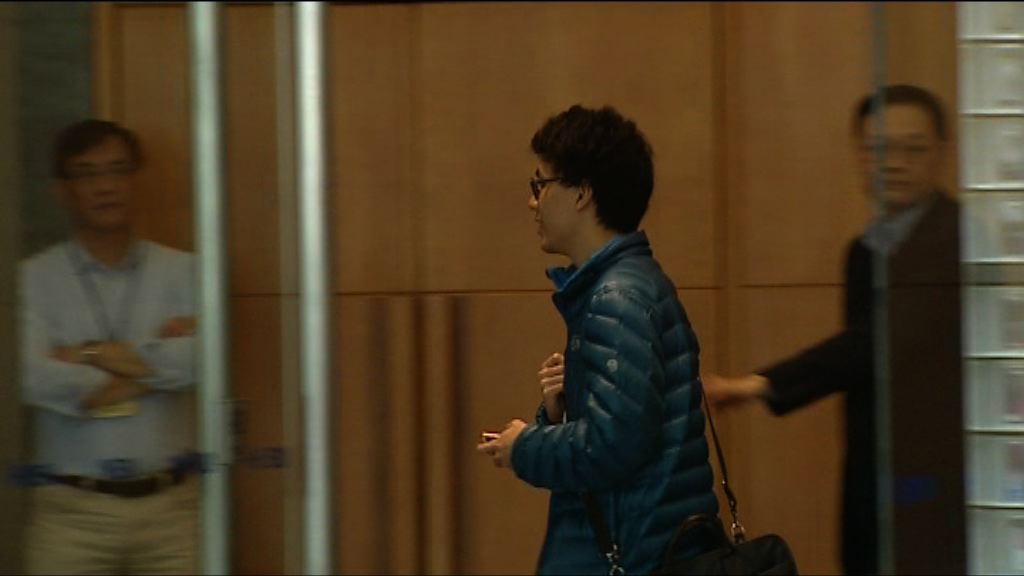 浸大學生出席語文中心抗議紀律聆訊