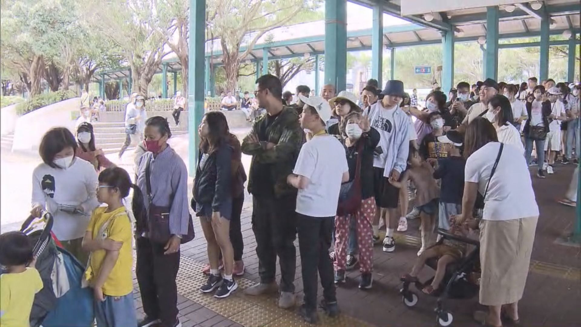 中環碼頭排起人龍　船公司加開長洲班次亦爆滿