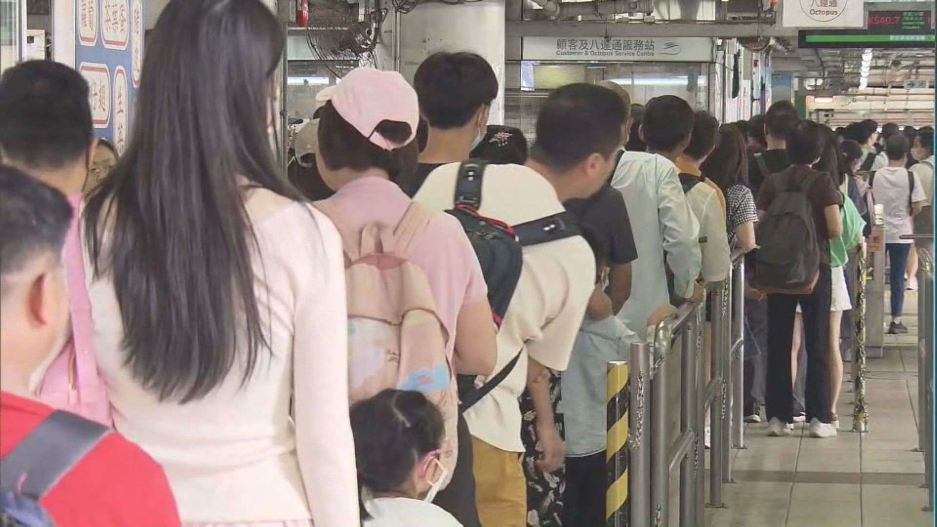 中環碼頭排起人龍　船公司加開長洲班次亦爆滿