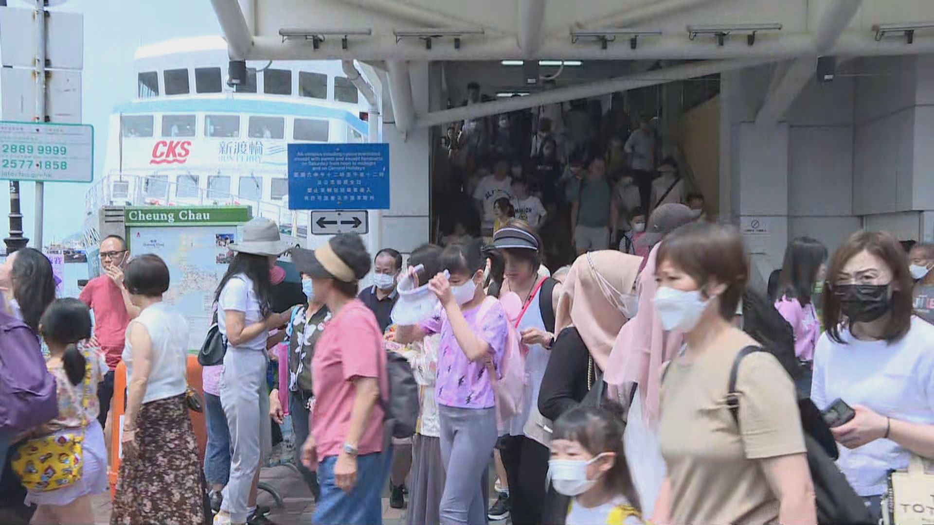 中環碼頭排起人龍　船公司加開長洲班次亦爆滿