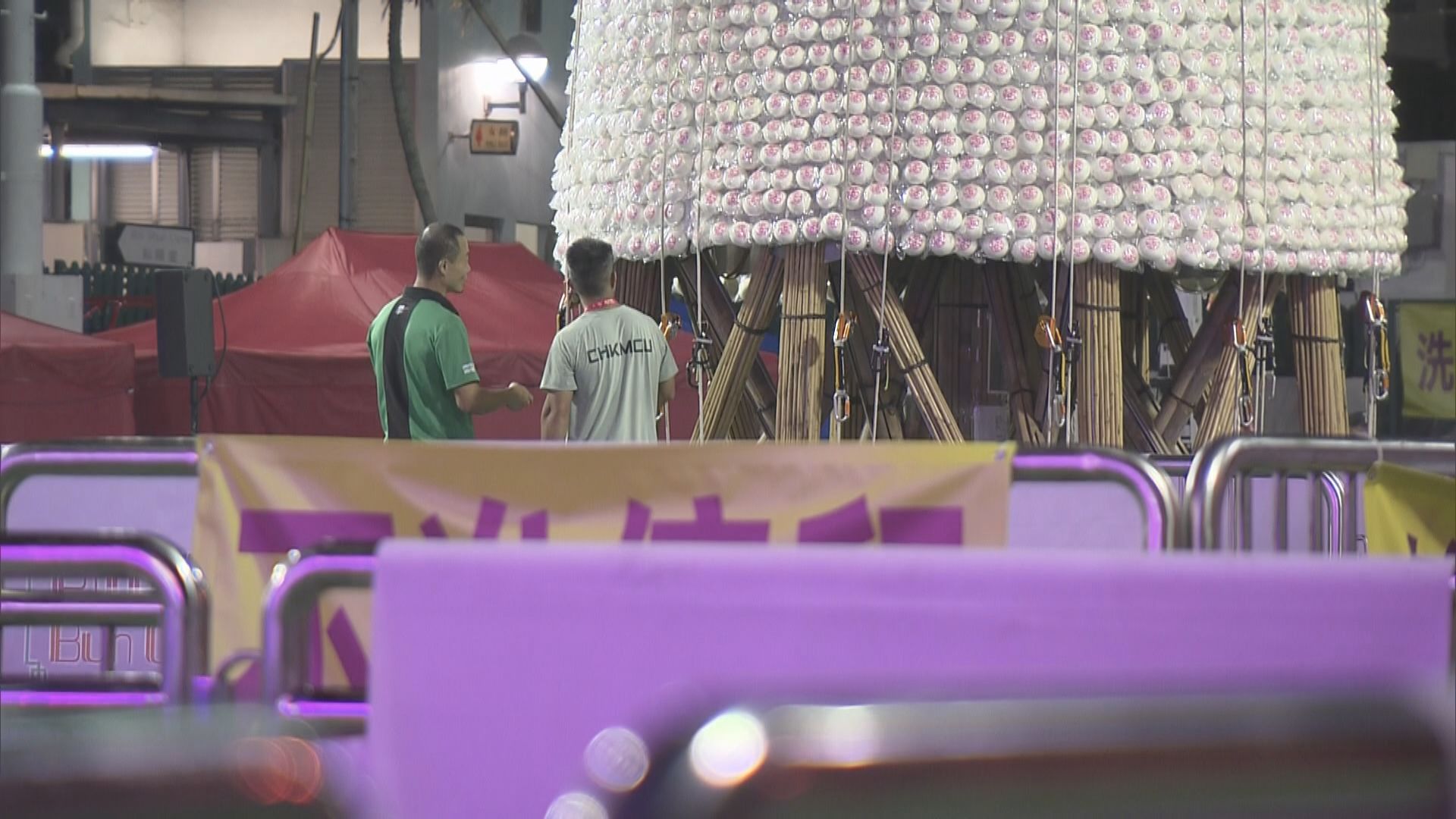 市民排隊等候觀賞凌晨搶包山