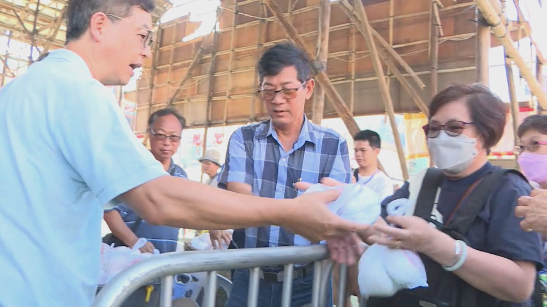 長洲太平清醮值理會派兩萬個平安包 有信心45呎高大包山明年重現