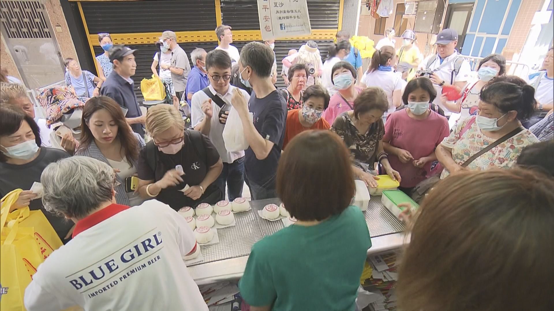 復辦飄色巡遊及搶包山 截至下午8時往來長洲4.3萬人次