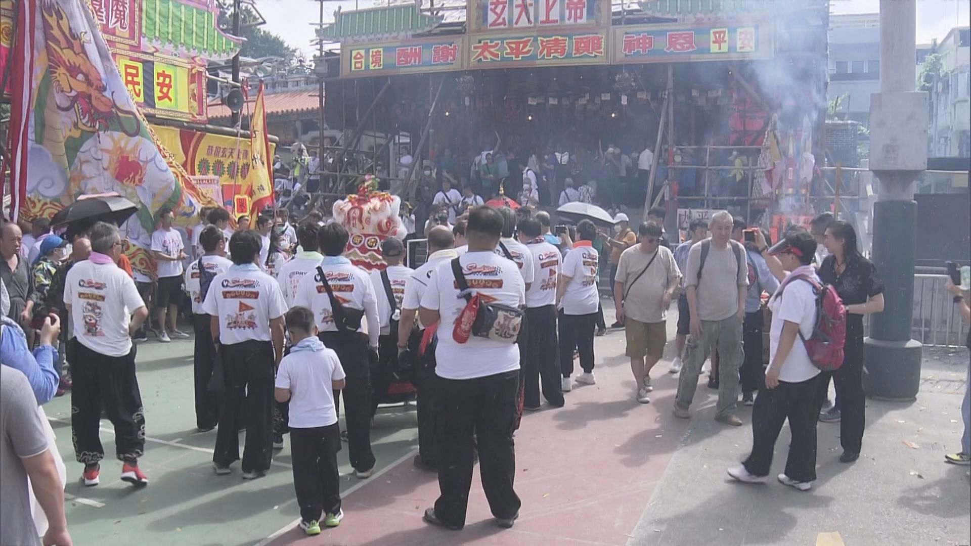 飄色巡遊下午舉行 有小朋友扮演財爺陳茂波