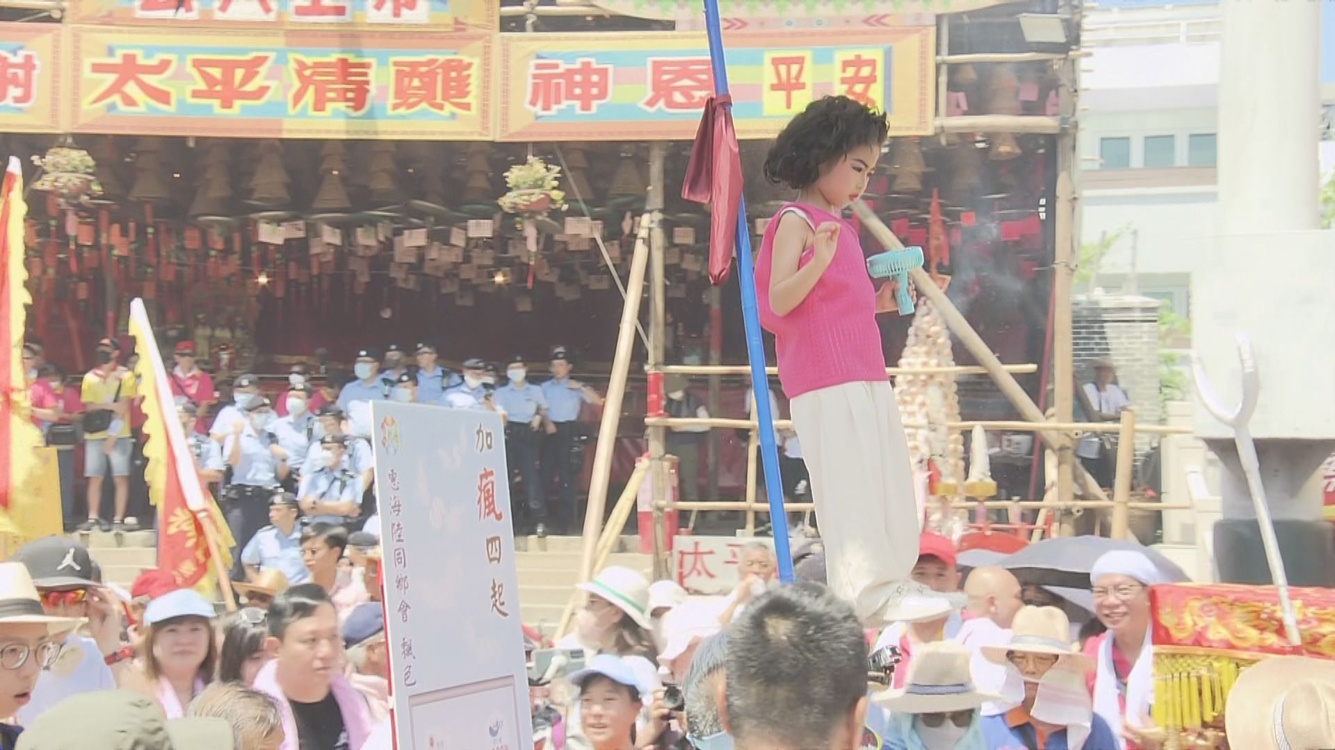 長洲太平清醮飄色巡遊開始 有小朋友扮演行會召集人葉劉淑儀