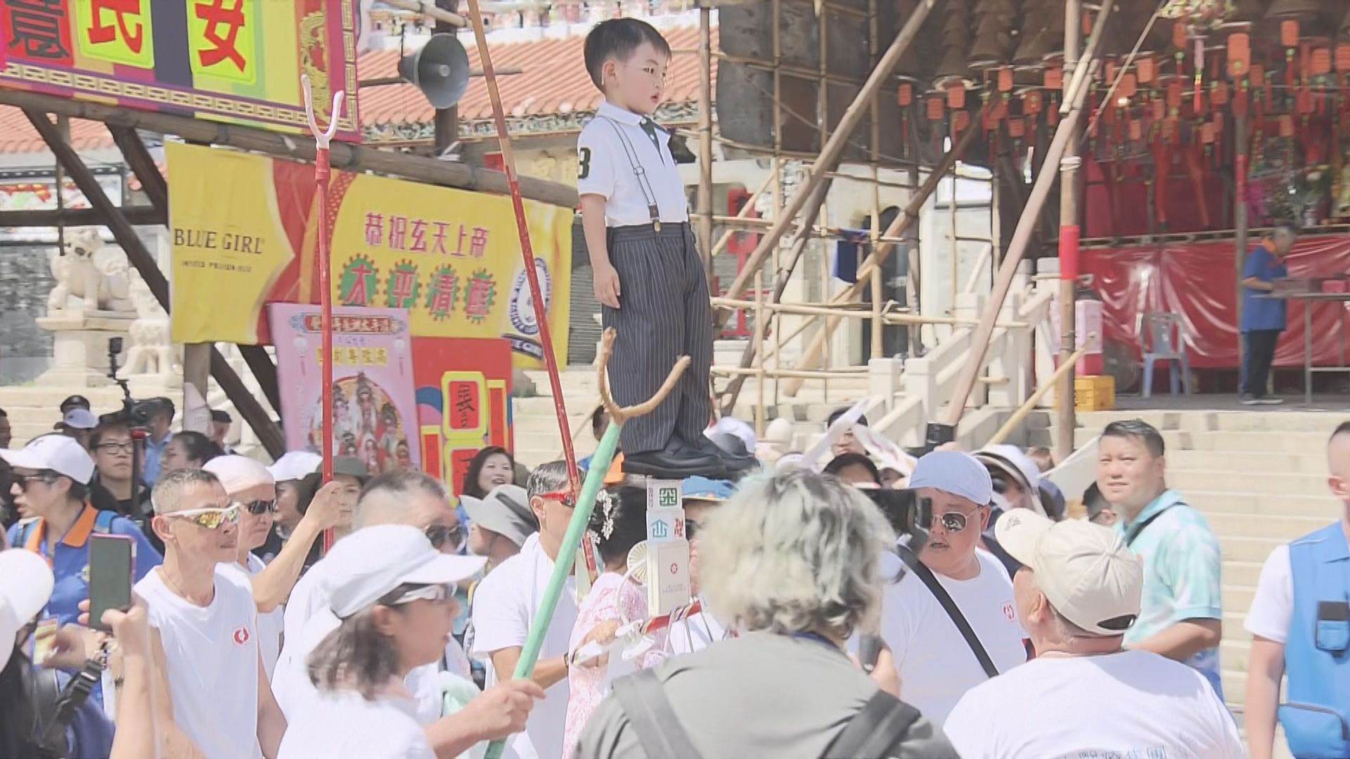 長洲太平清醮飄色巡遊 有小朋友扮演葉劉淑儀、張家朗及何詩蓓