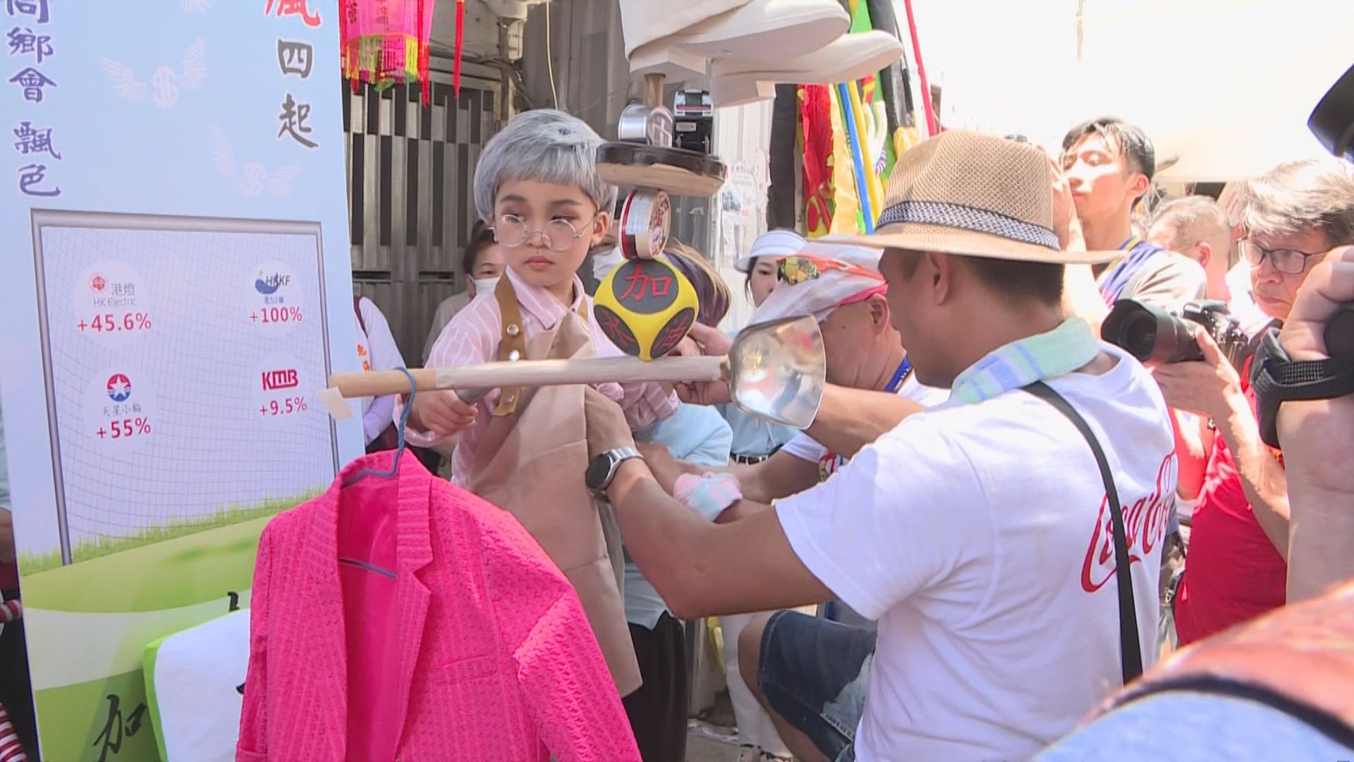 長洲復辦飄色巡遊 繼續有人扮演政治人物
