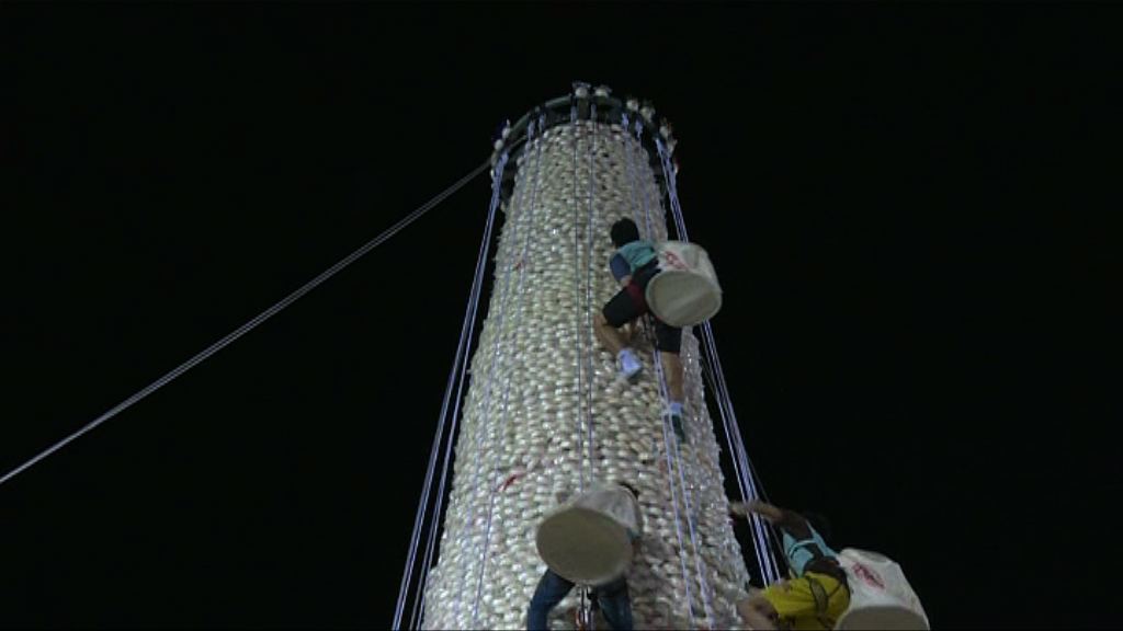 長洲搶包山比賽　大批市民觀賞