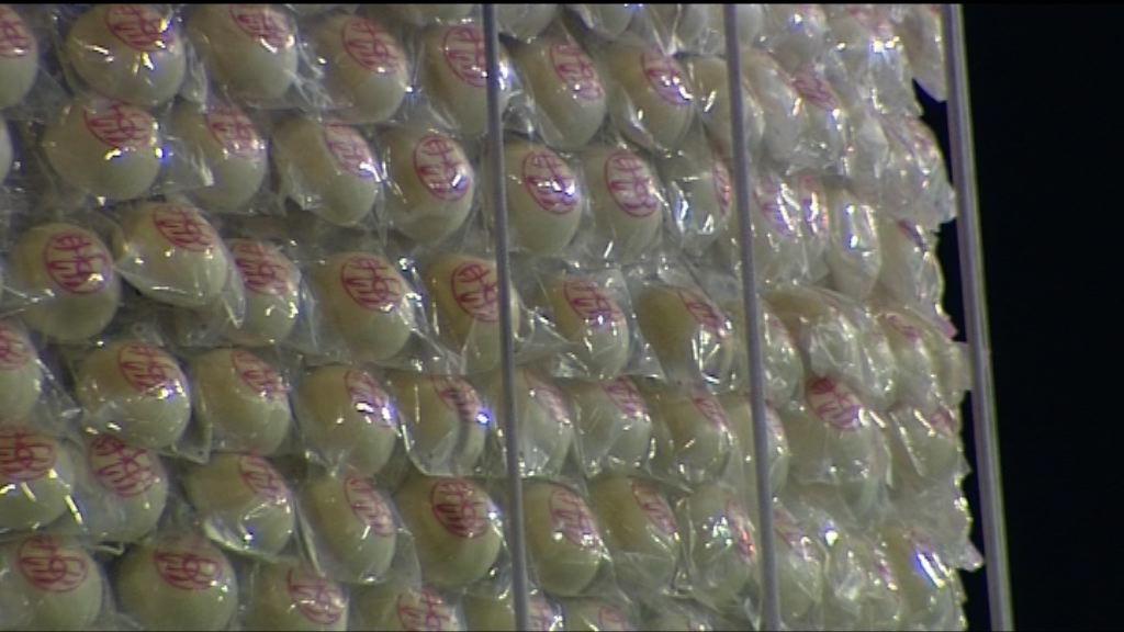 長洲午夜舉行搶包山比賽