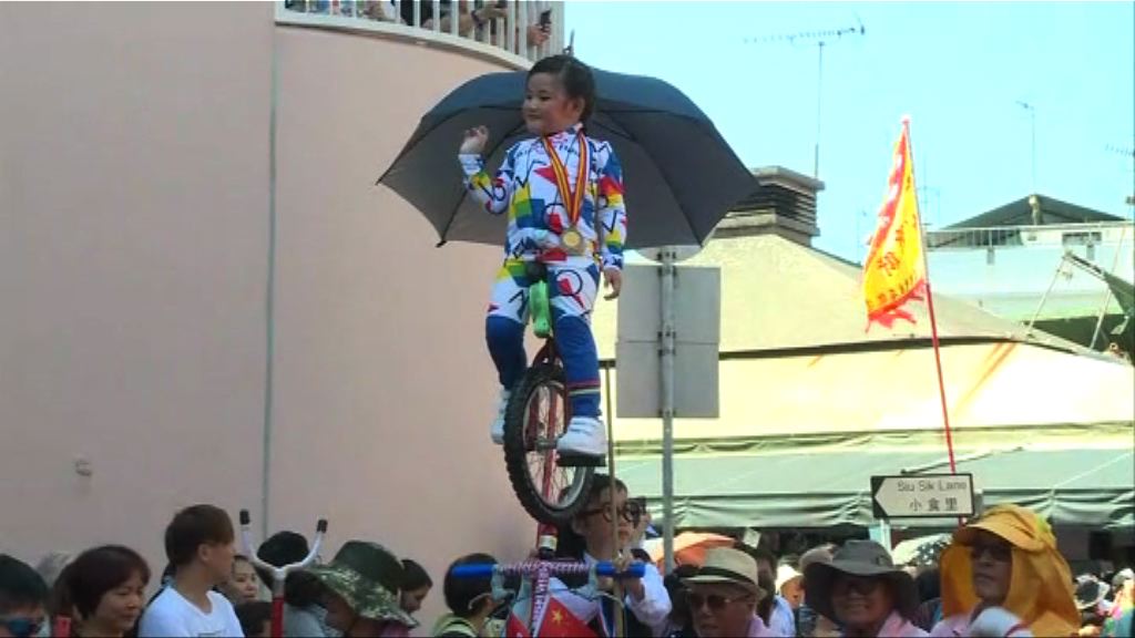 長洲太平清醮飄色巡遊吸引市民圍觀