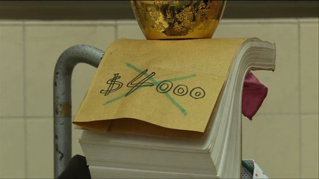 長洲太平清醮飄色將諷政府派糖