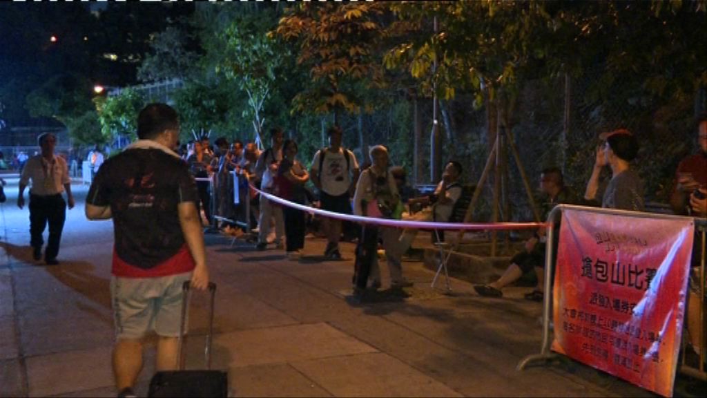 市民長洲排隊等候觀看午夜搶包山