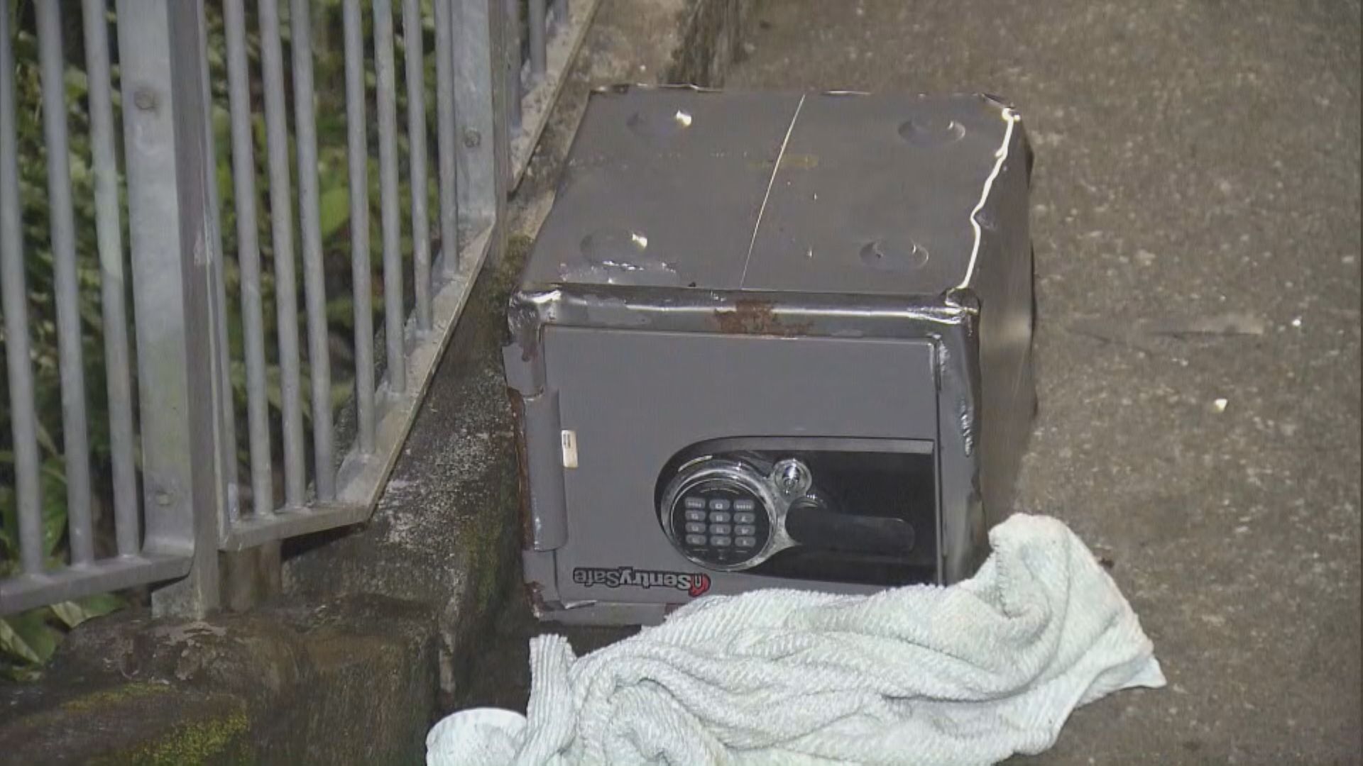 跑馬地賊人搬夾萬時被發現　棄夾萬逃逸