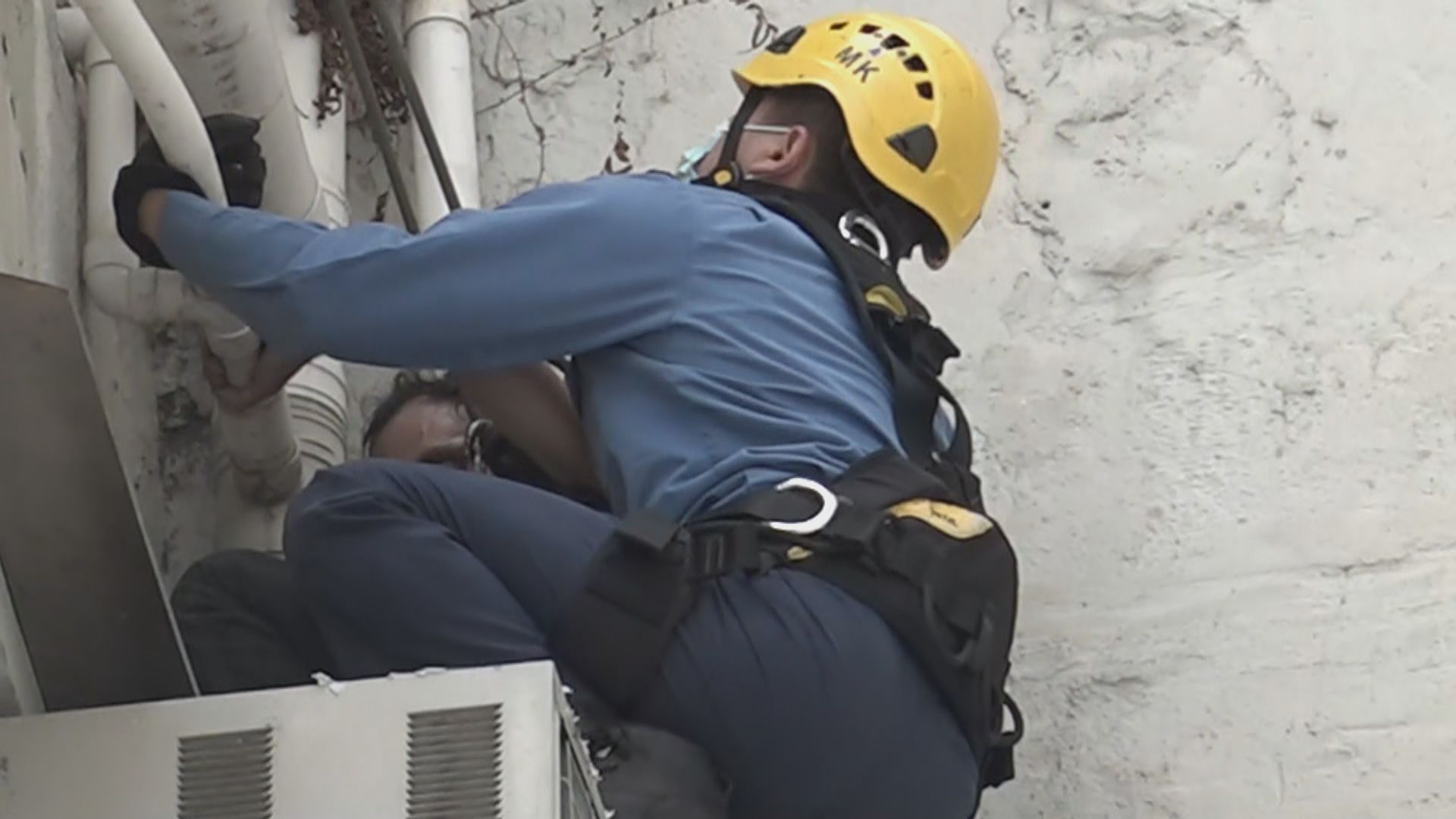 大角咀男子疑爬牆進入大廈企圖爆竊失敗被困高處