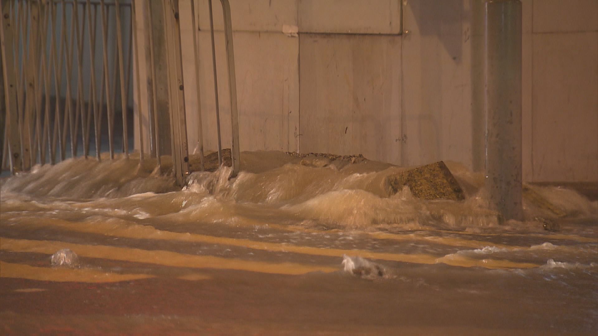 中環民耀街地底鹹水管爆裂