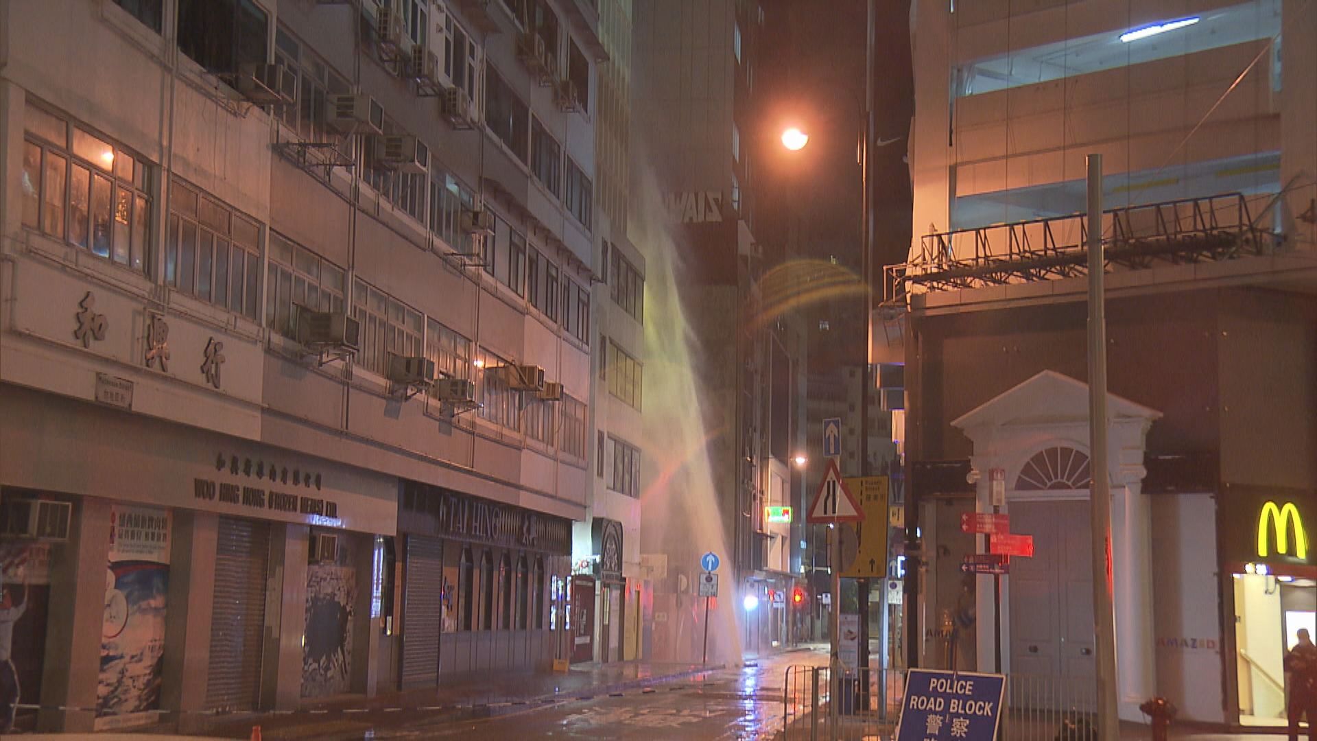 銅鑼灣爆地底鹹水管噴出水柱