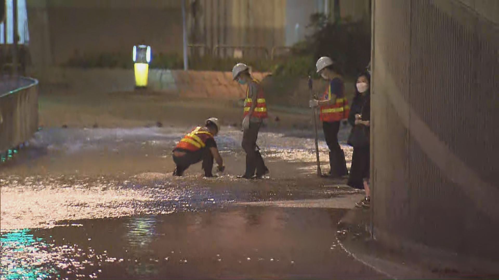 何文田地下水管爆裂交通受阻