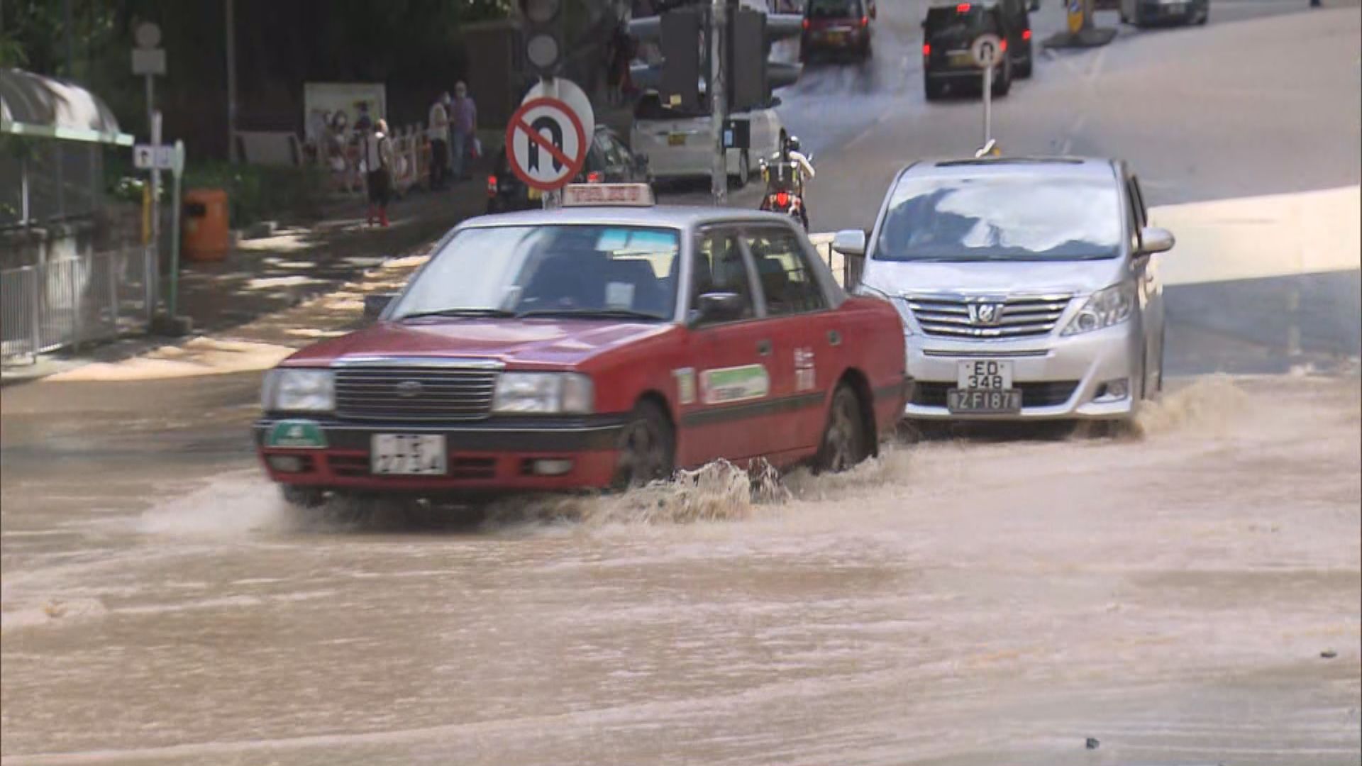 葵涌石蔭路爆水管封路