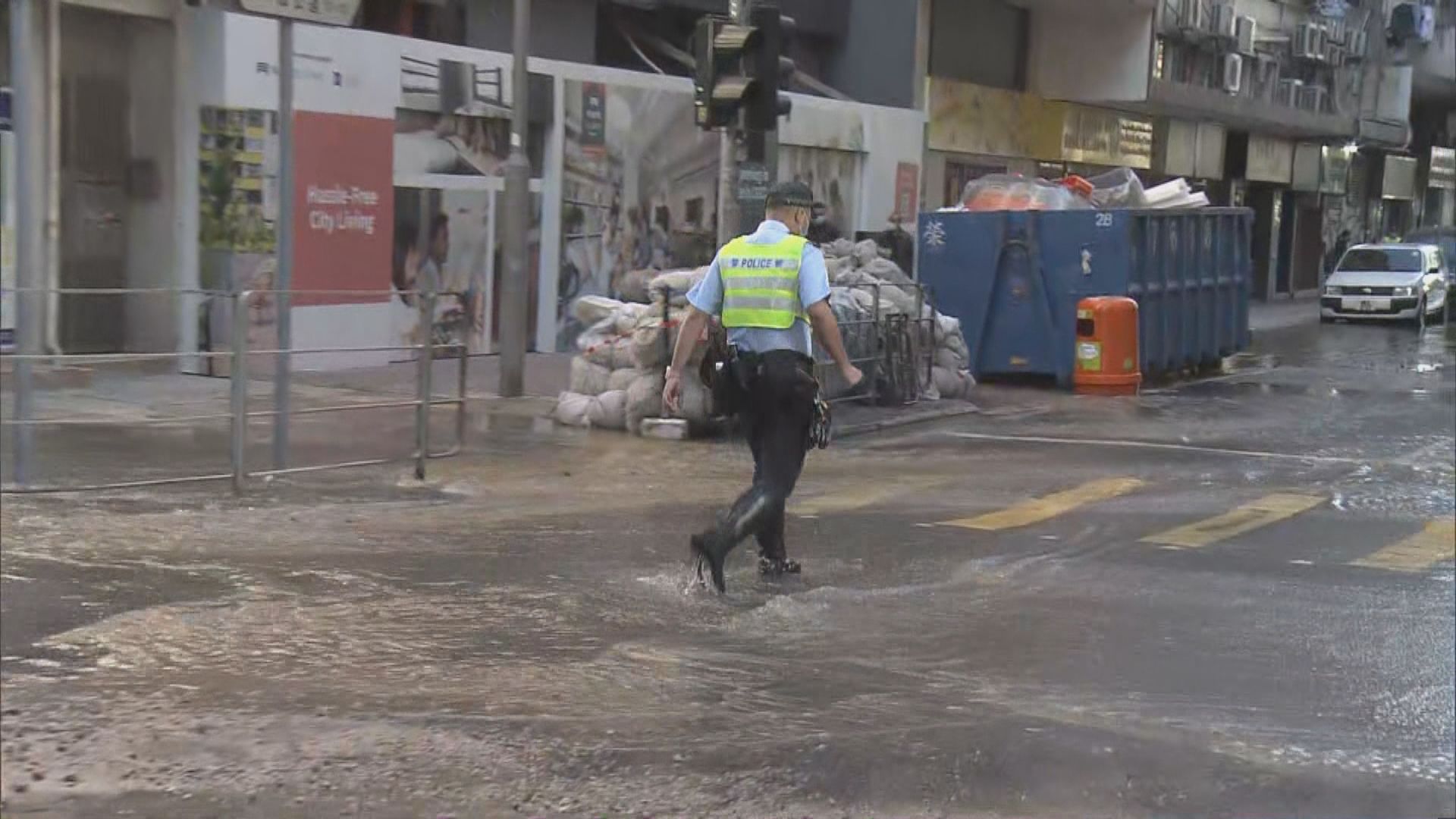 九龍城木廠街爆水管影響路面