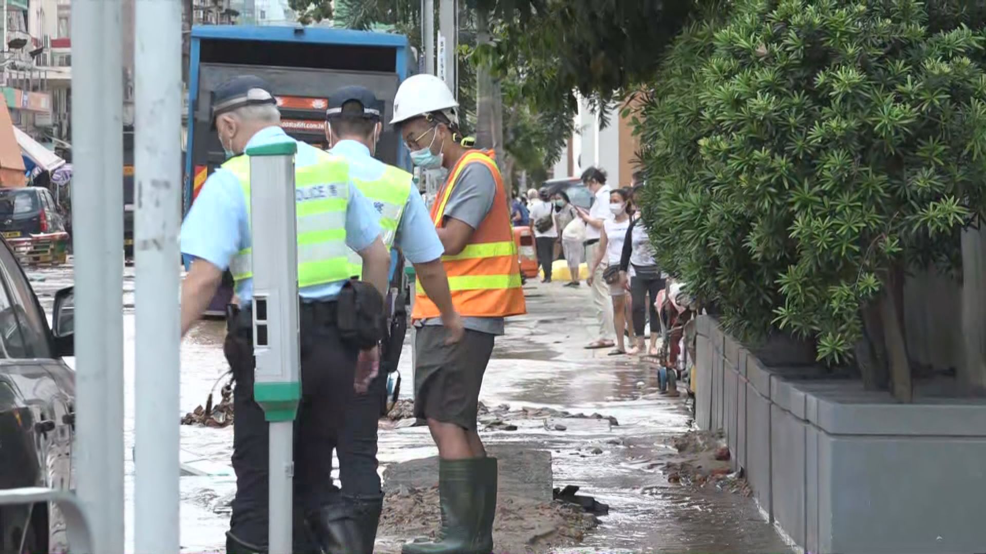 九龍城衙前塱道爆鹹水管　出現路陷交通受阻