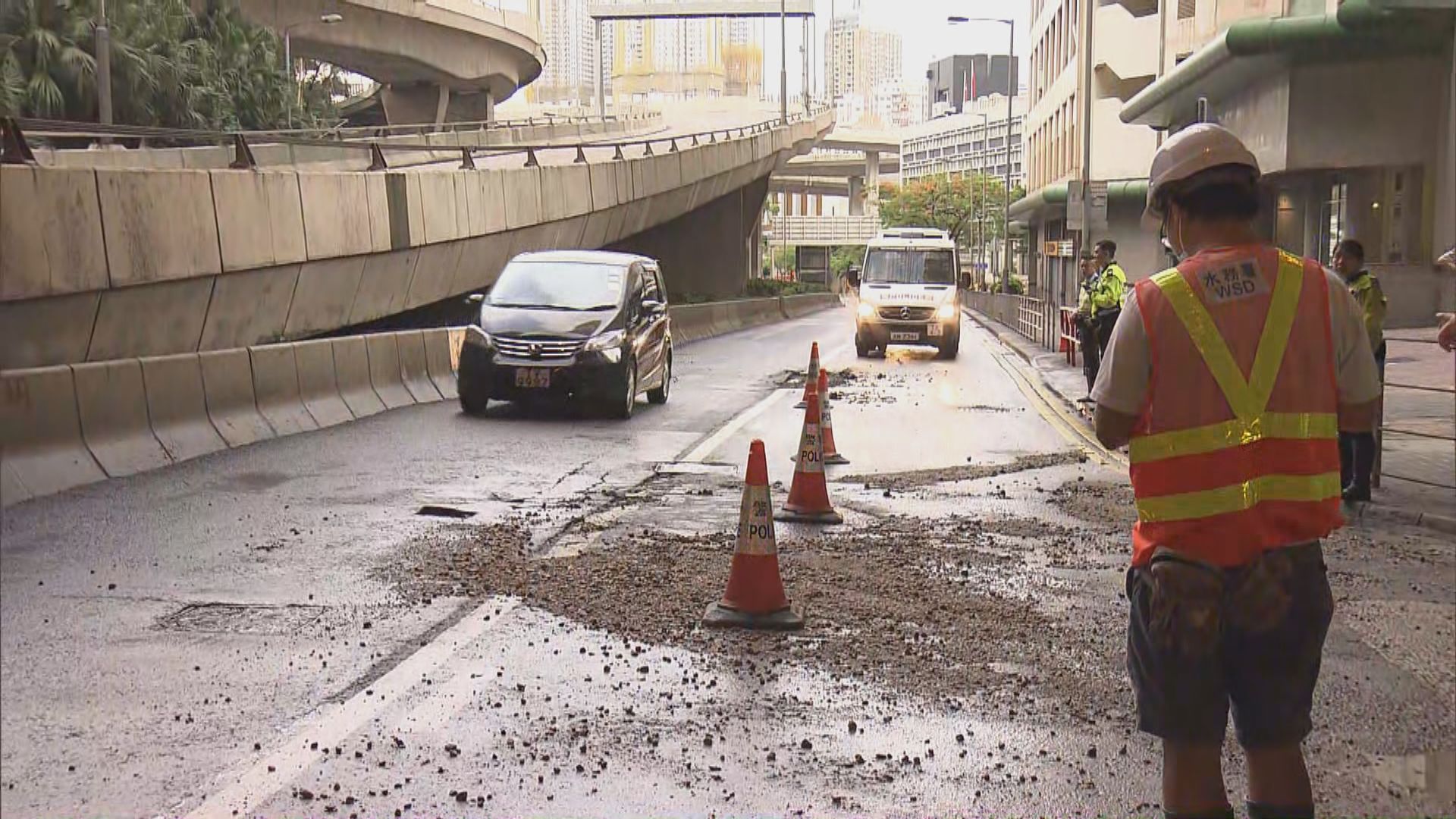 觀塘鯉魚門道爆水管交通受阻