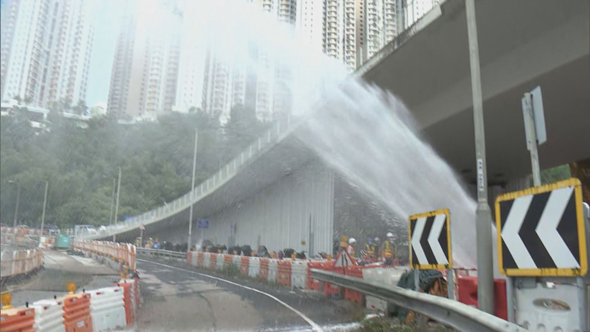 秀茂坪一個地盤遭鑿穿鹹水管　噴出水柱阻礙交通