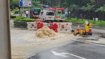 觀塘協和街路面水浸　多人被困兩人傷