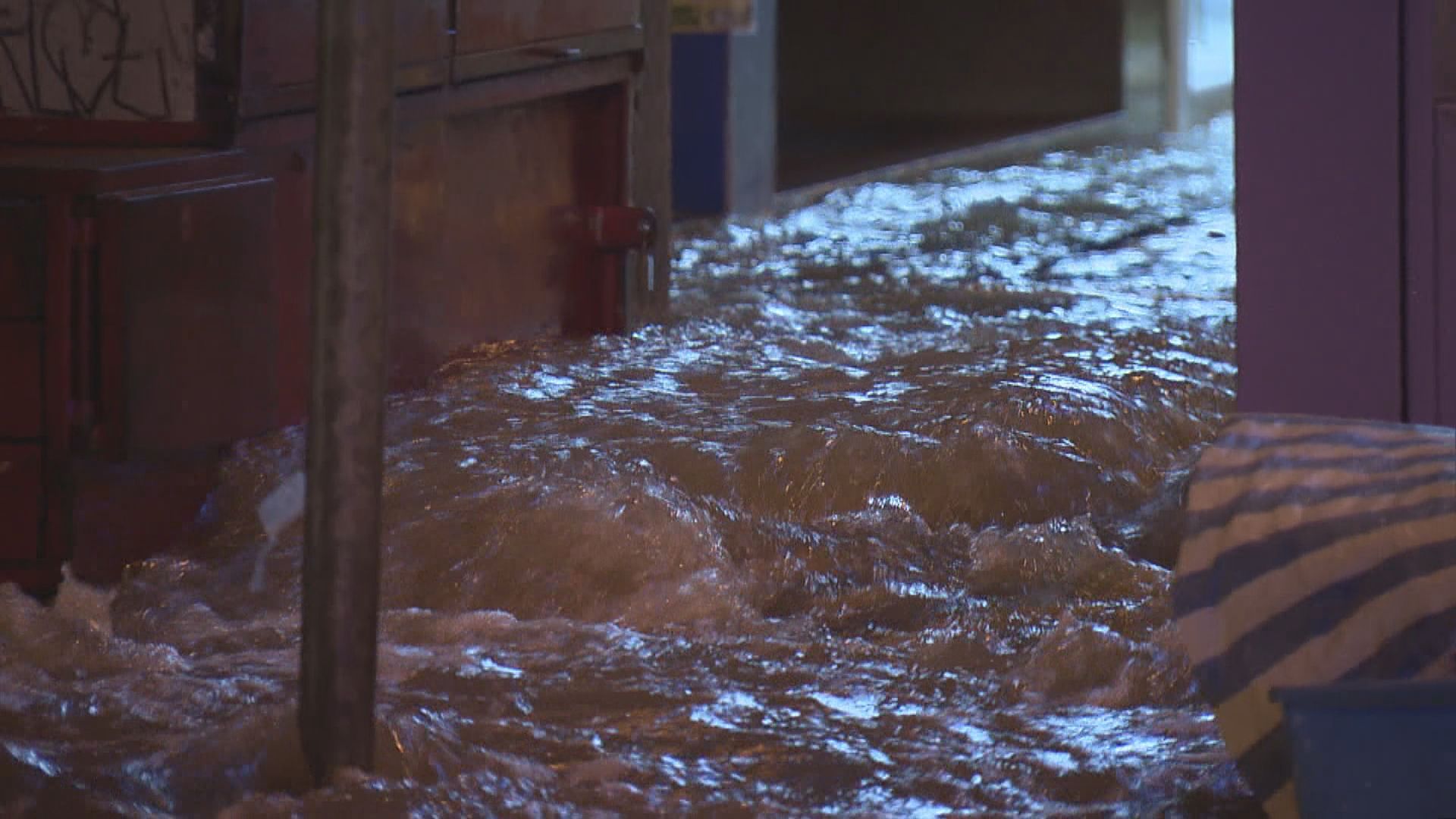 旺角通菜街地底鹹水管爆裂封路