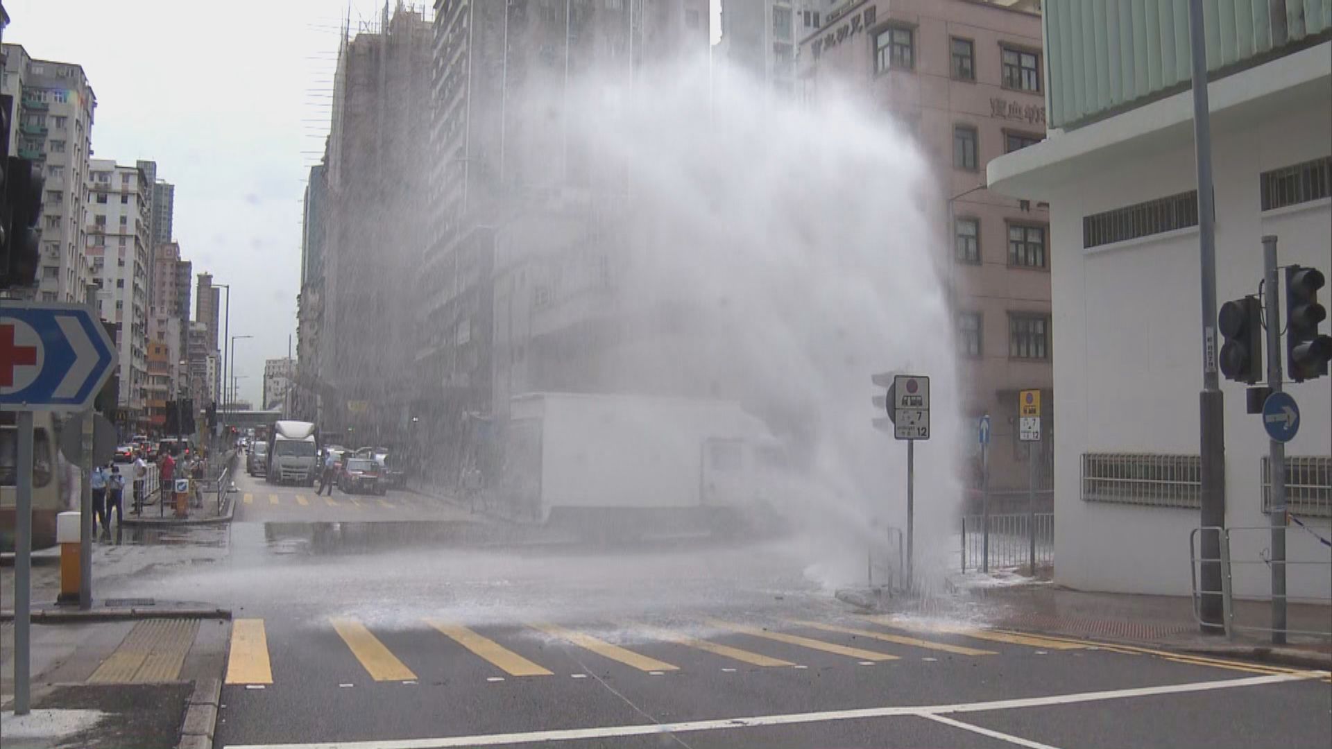 深水埗地下鹹水管爆裂交通一度受阻