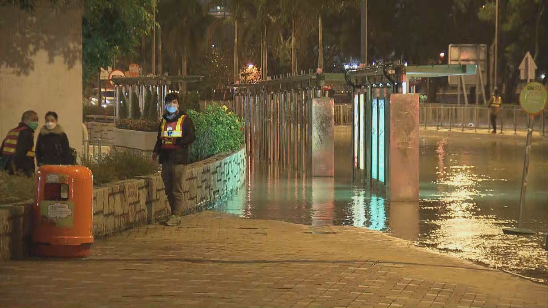 沙田有地下水管爆裂　交通一度受阻