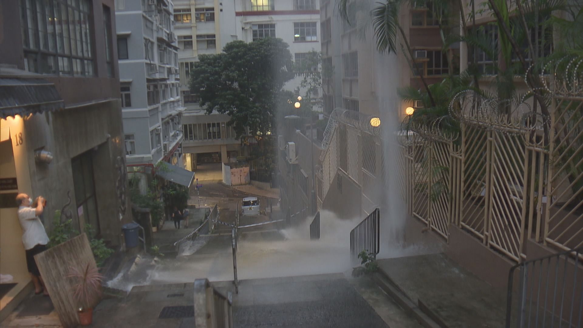 上環普慶坊爆食水管噴水柱