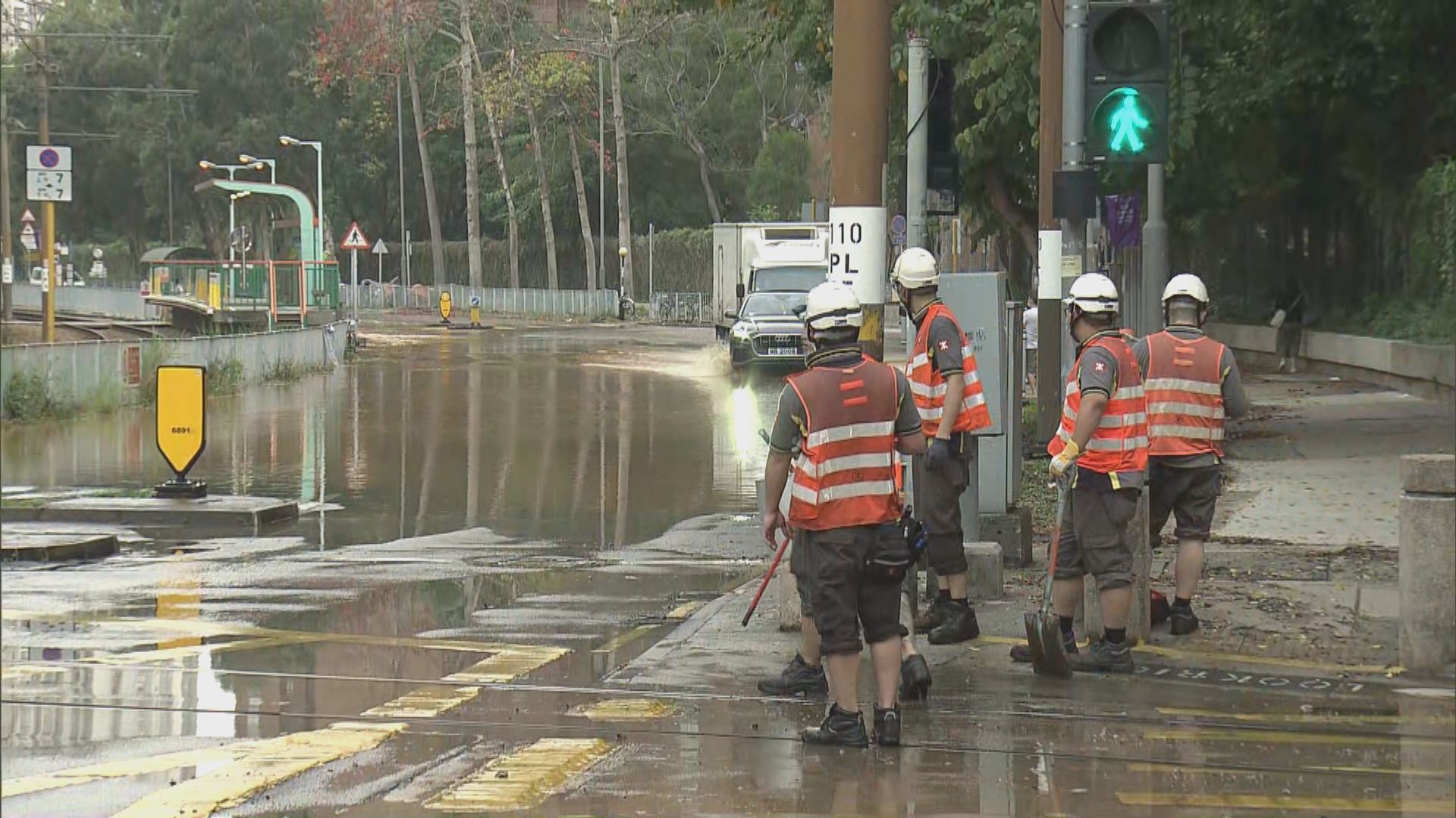 屯門輕鐵麒麟站附近有食水管爆裂　輕鐵服務受阻