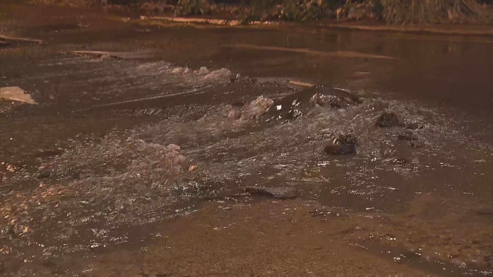 荃灣德士古道爆地底食水管封路