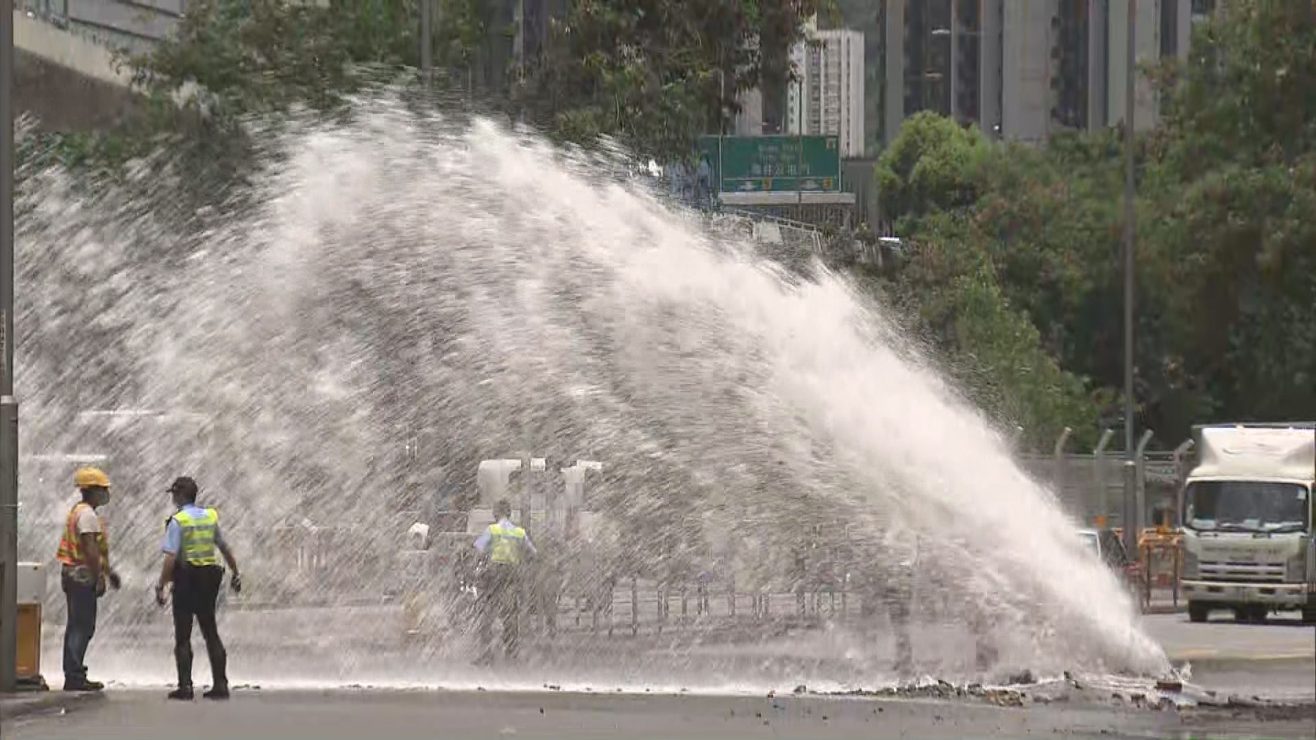 荃灣德士古道有水管爆裂　交通受阻