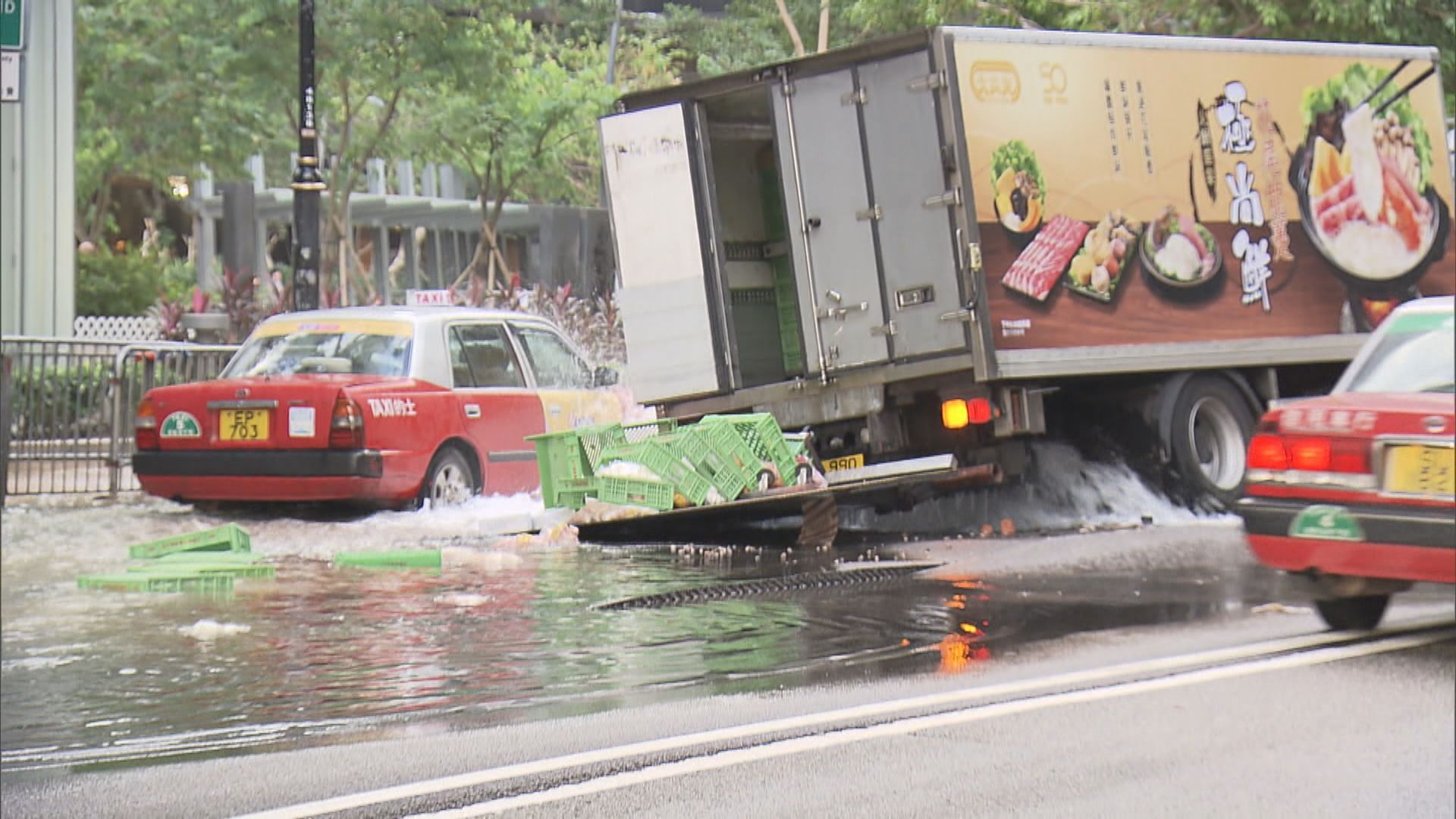灣仔港灣道爆水管路陷貨車被困