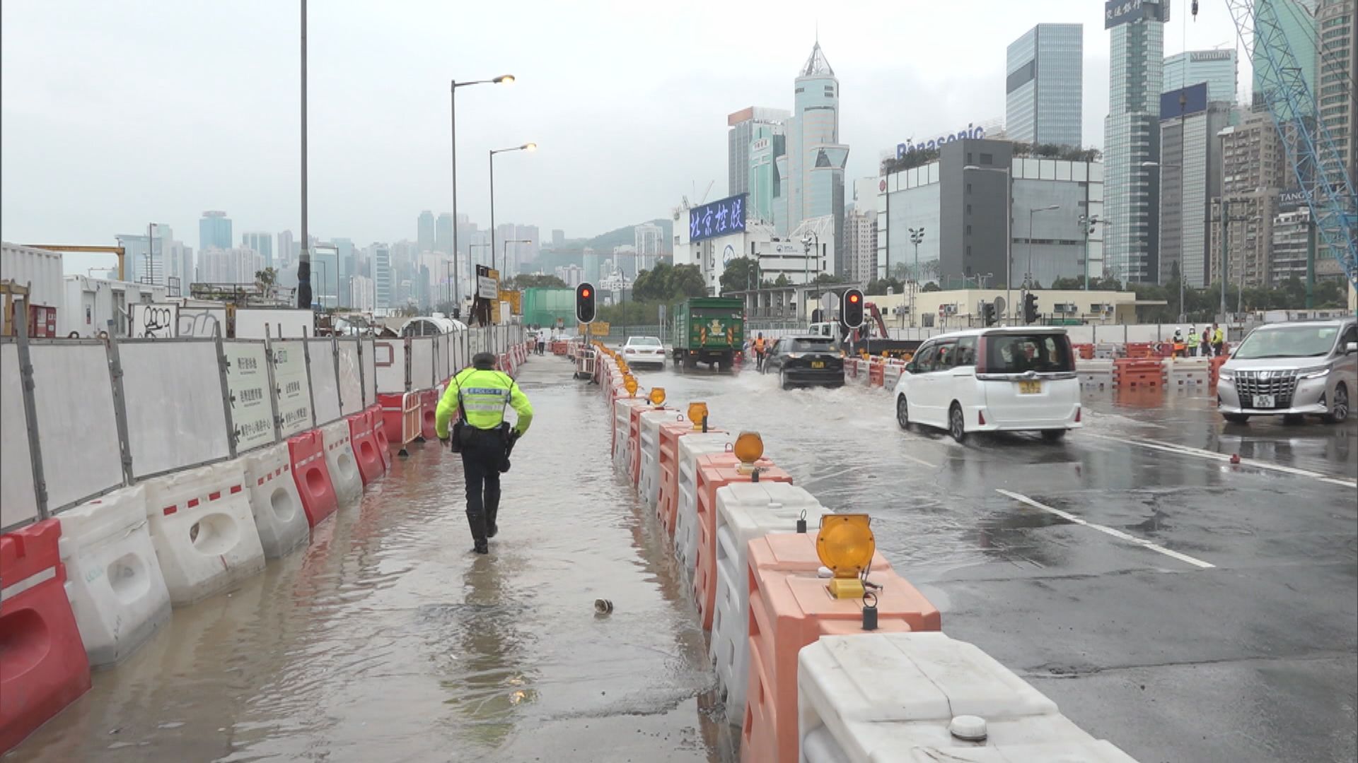 灣仔地下水管爆裂　鴻興道近杜老誌道一度水浸