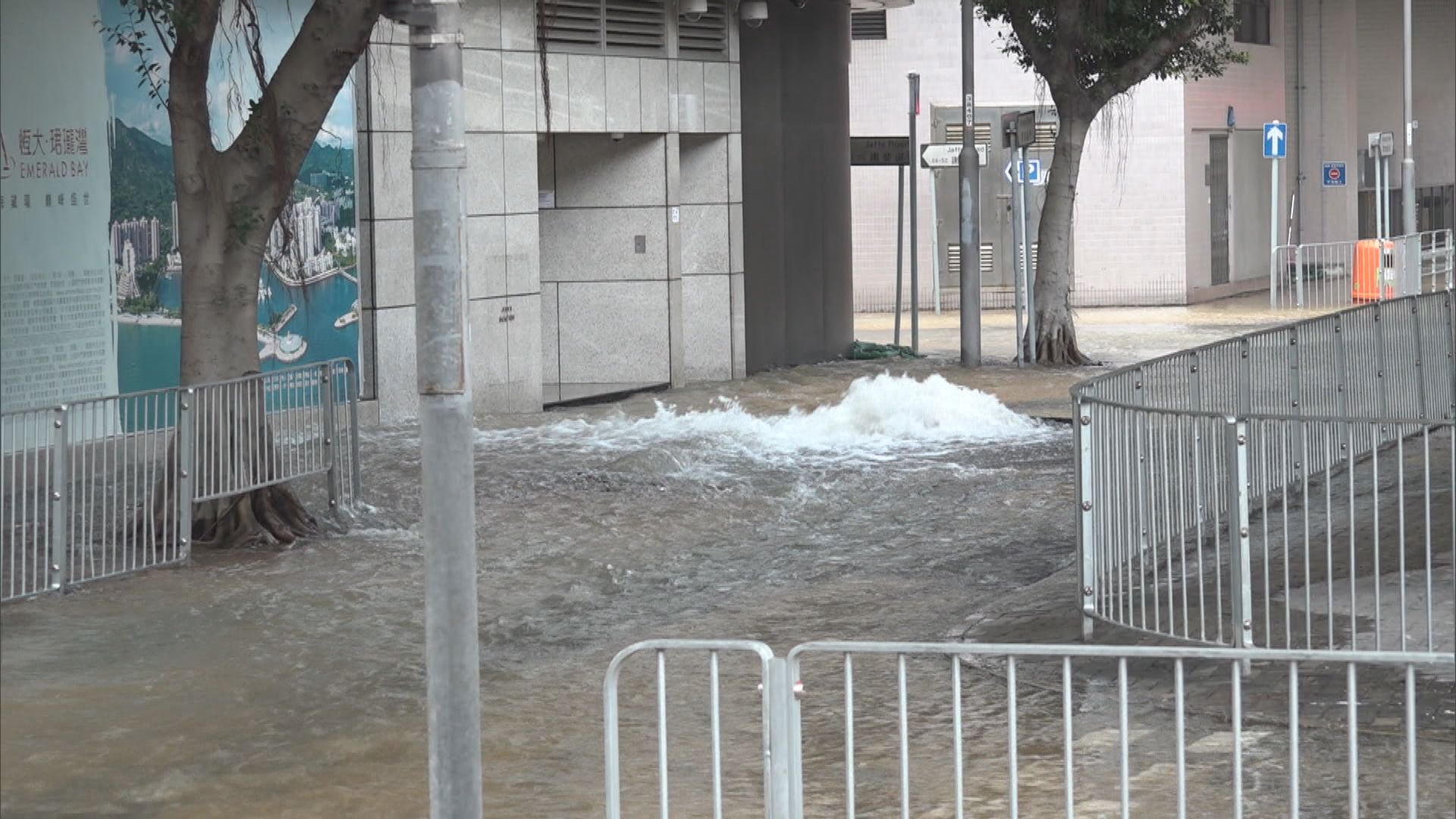 灣仔爆食水管影響多幢商住樓宇