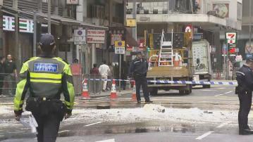 灣仔分域街有水管爆裂影響附近交通