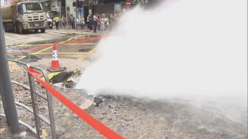 西環士美菲路有地下水管爆裂 噴出水柱