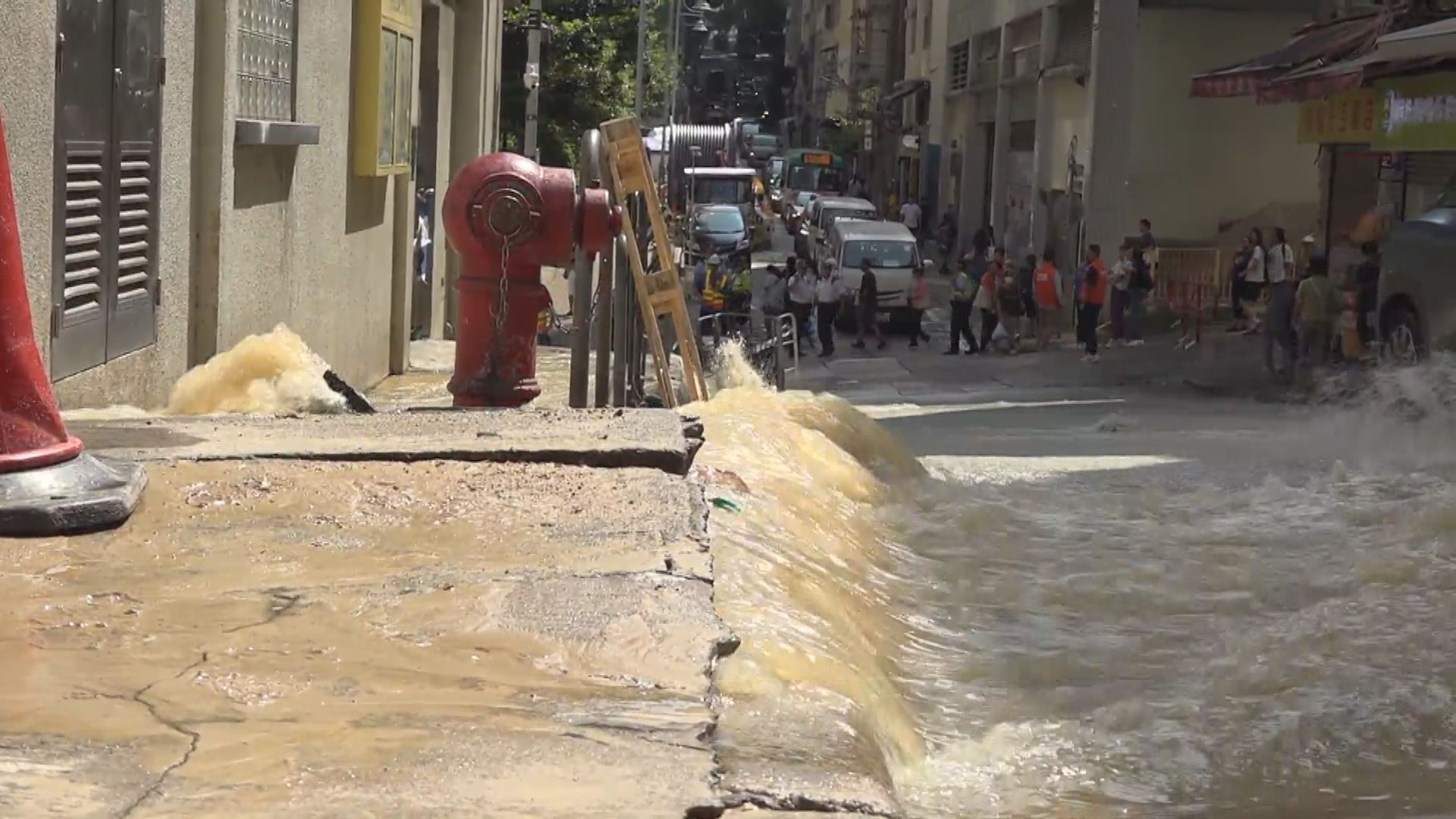 正街第二街交界爆鹹水管　泥水沿斜路流至皇后大道西