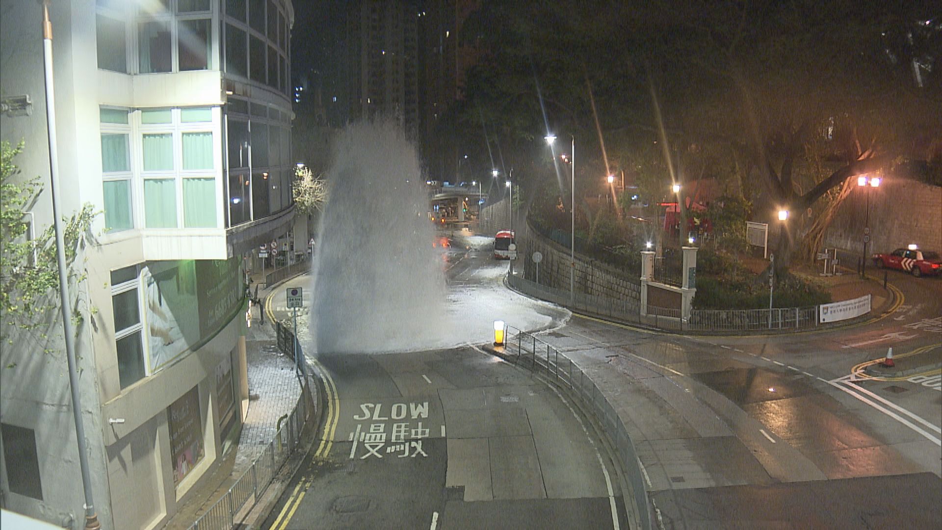 薄扶林道爆水管交通受阻