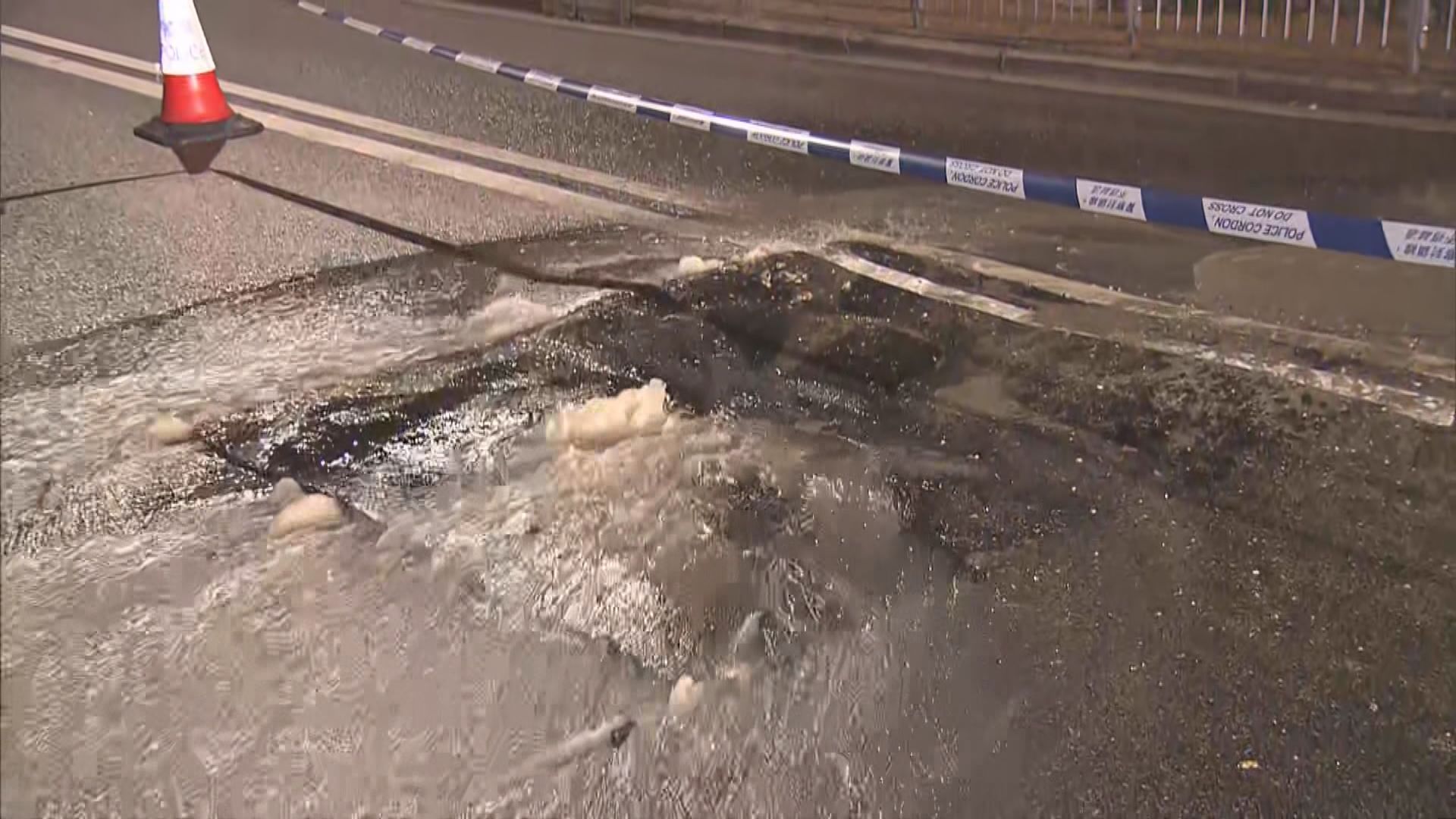 西環般咸道爆水管影響行車線