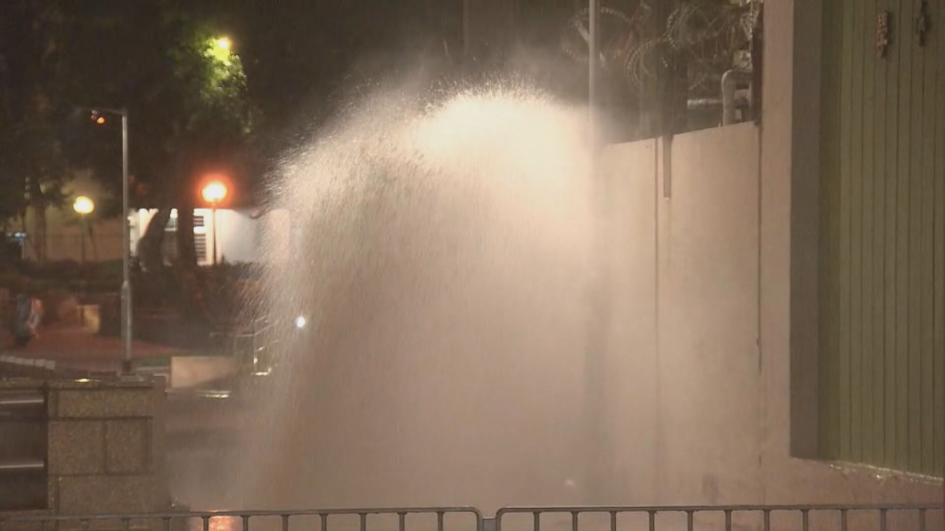 黃大仙雜物起火波及鹹水管噴出水柱