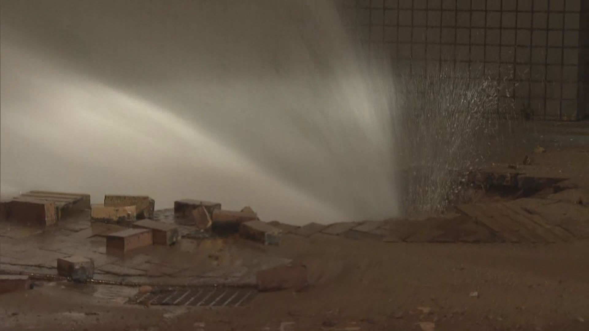 坪石邨爆鹹水管波及雙層巴士